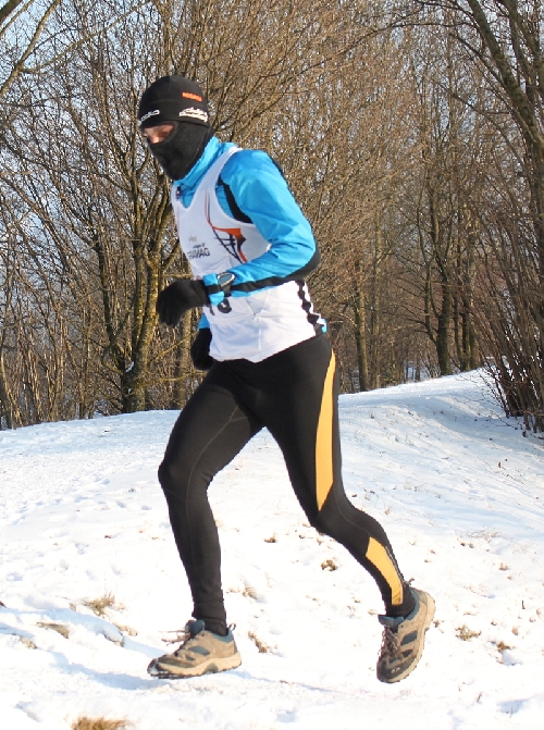 Ein Bankräuber auf der Flucht … nein, Isi schützt sich gegen die Kälte