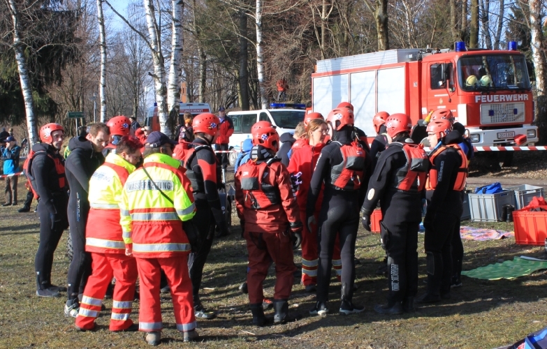 Eine Feuerwehrübung am Rande der Laufstrecke