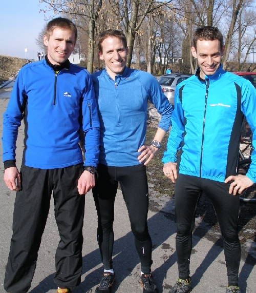 Die Giganten vor dem Start, da wurde schon für das Siegerbild geprobt – und die Posîtionen stimmen auch, als hätten sie es abgemacht.