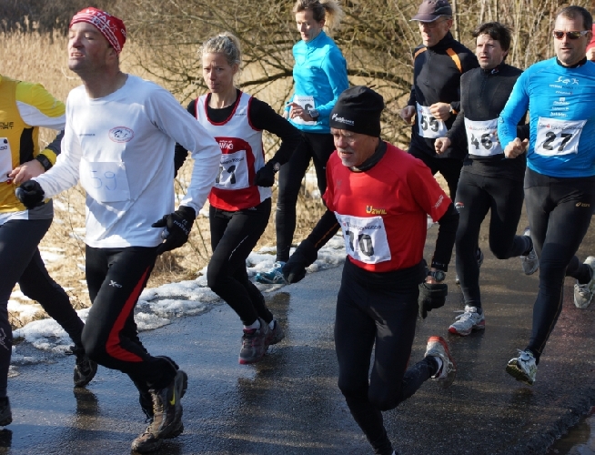 Denise inmitten Männern