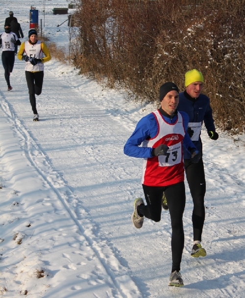 Mathias und Christoph Schefer beim 18-er im Schnee, wenig dahinter Zoltan