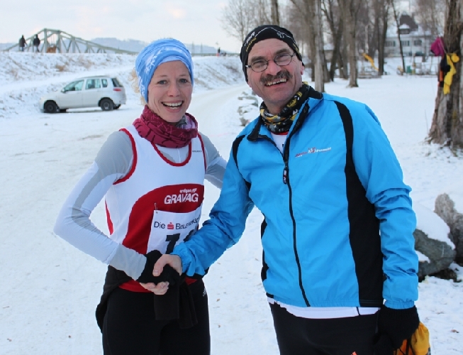 Felix gratuliert Denise zur Tagesbestzeit bei den Frauen im 18-er