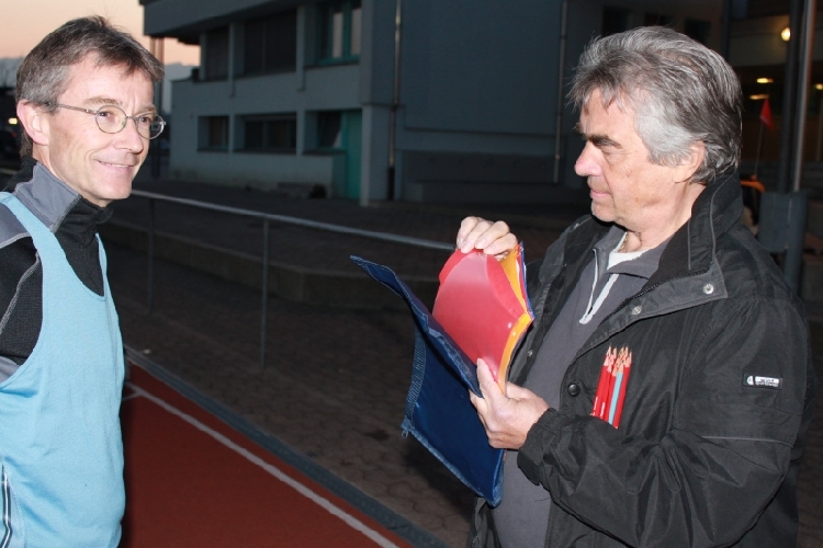 Benne verteilt die Kontrollblätter