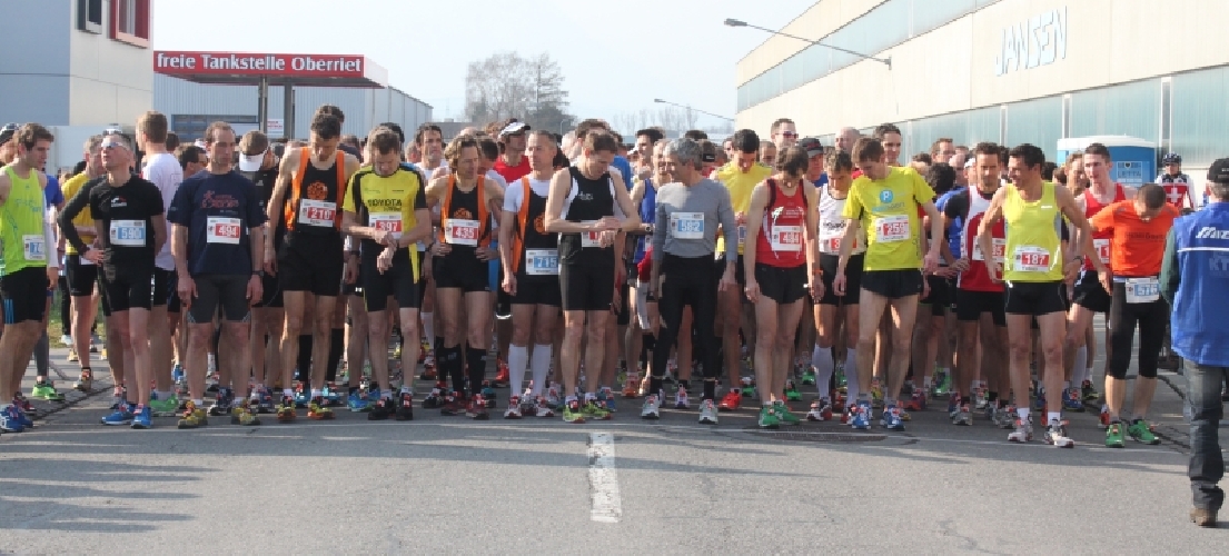 Ca. 550 Läuierinnen und Läufer am Start zum Halbmarathon und 9 km-Lauf
