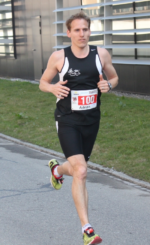 Adrian Marti gewinnt den Halbmarathon in 1:11:27 Std.