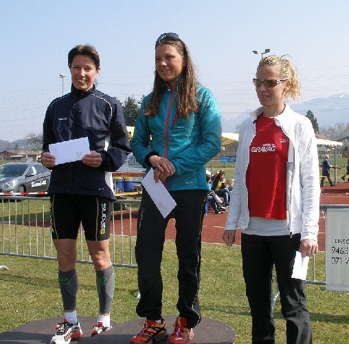 Siegerehrung W 35 mit Denise als Dritte hinter Denise zimmermann und Gabriele Wertmüller