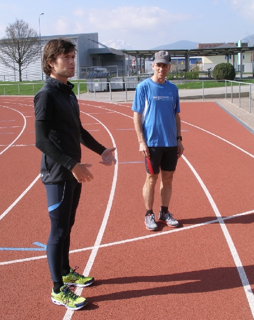 Philipp instruiert auf der Bahn Übungen aus dem Lauf-ABC