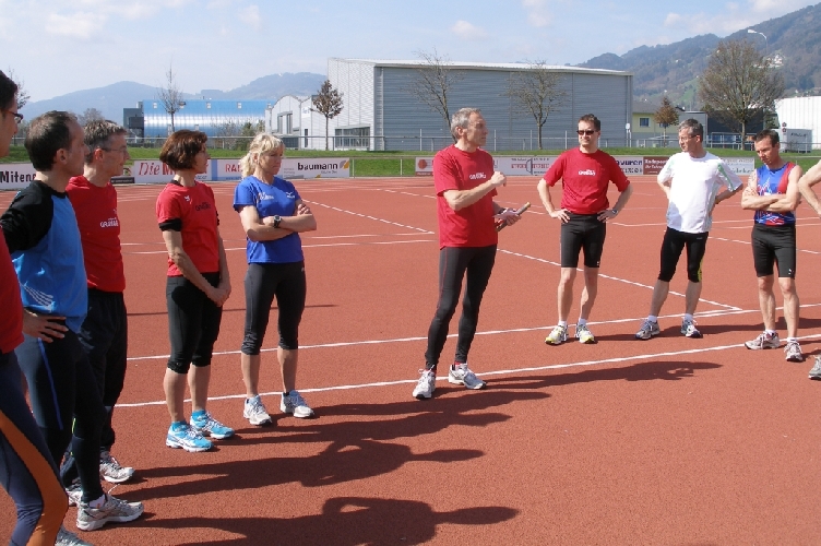 Helmut erklärt seine Idee für ein Bahntraining