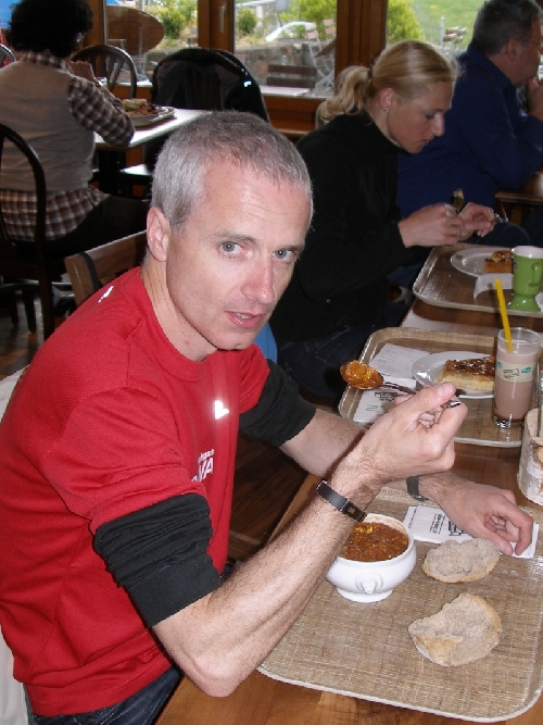 Auch Andreas verpflegt sich gehörig nach dem Marathon