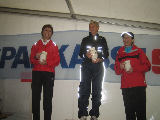 Doris als 2. und Rina 3. umrahmen die W 50 Siegerin Kleis Mägi