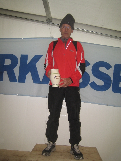 Erwin steht einsam auf dem Siegerpodest der M 70