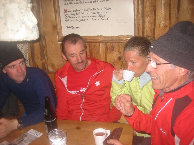 Denise erwärmt sich mit einem heissen Kaffe