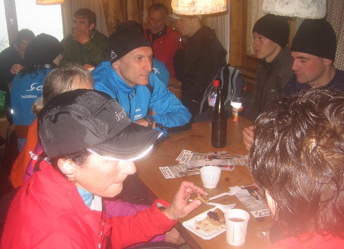 Helmut lauscht dem Tischgespräch