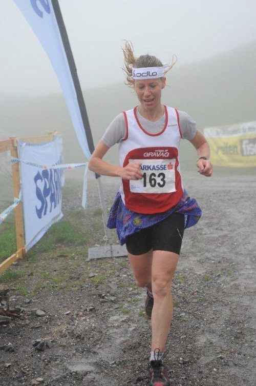 Schon früh taucht Denise aus dem Nebel