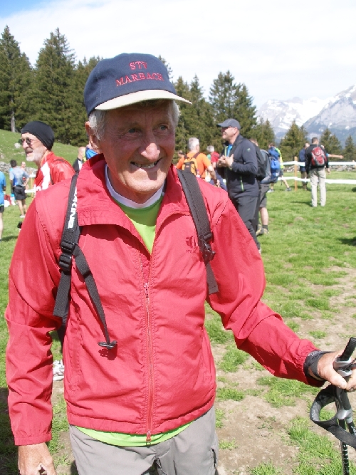 … von Kuno Kobelt begleitet und oben im Ziel begrüsst