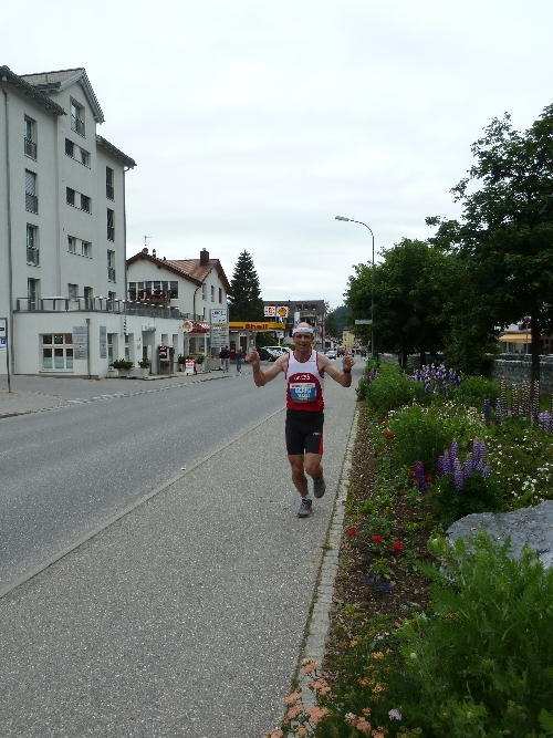 Berni grüsst kurz vor seinem Ziel in Churwalden