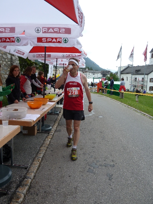 Felix verpflegt sich für die letzten 11 km, in zwei Stunden ist dann auch er im Ziel