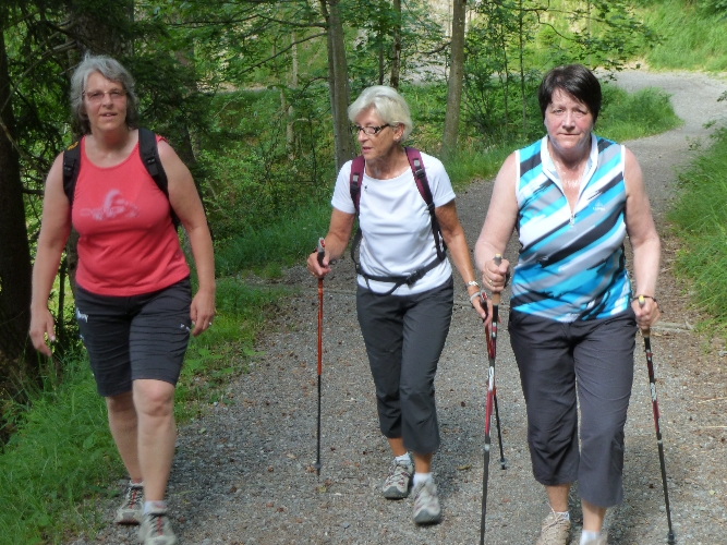 Rosi, Claire und Brigitte, zu Fuss gings hinauf zu Ziel