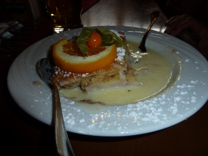 Es gibt Apfelstrudel mit Vanillesauce