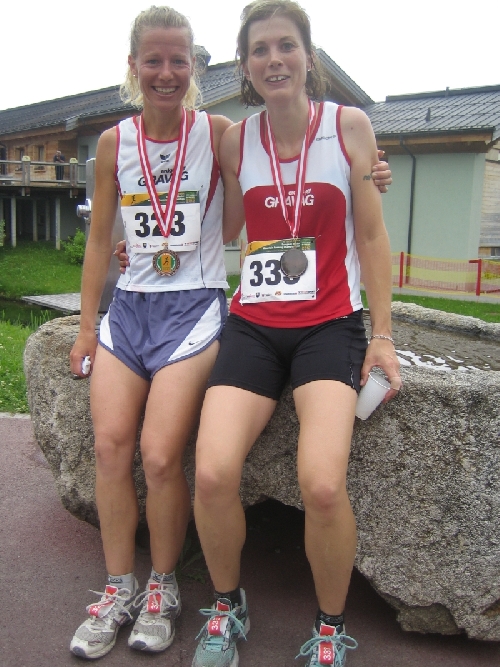Das schnellsten Mila-Damen: Denise und Therese im Ziel mit den Finisher-Medaillen