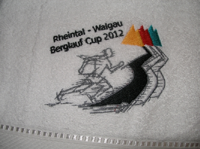 Alle, welche am Rheintal-Walgau Berglaufcup teilgenommen haben, bekamen ein Badetuch. Zu diesen gehören die Mila Edith, Rina, Helmut und Igi