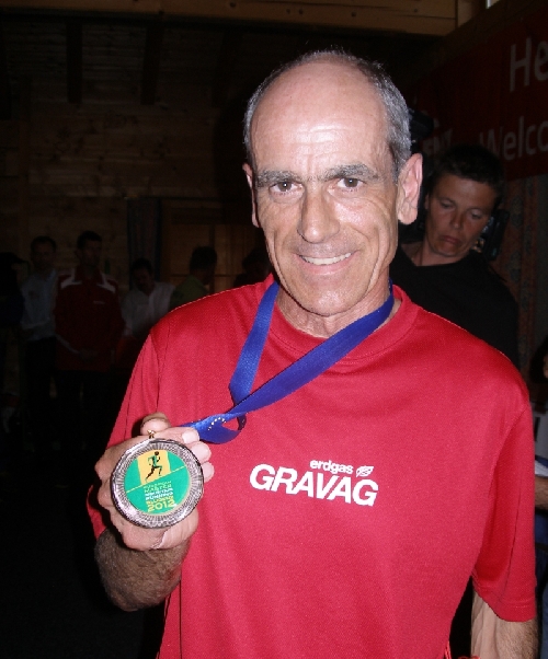 Berni zeigt seine Medaille