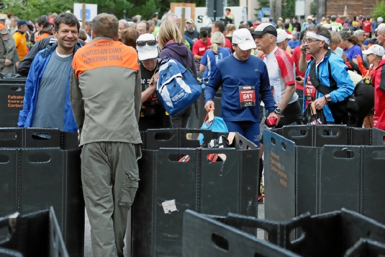 Gepäckaufgabe vor dem Start in Davos