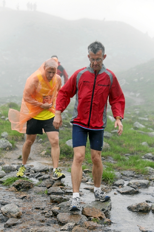 Moritz versucht, trockenen Fusses über den Bach zu kommen