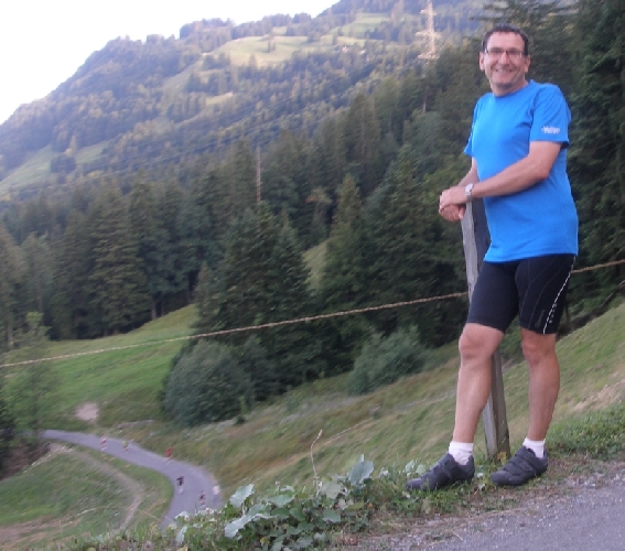 Hans Mafli beobachtet das Rennen