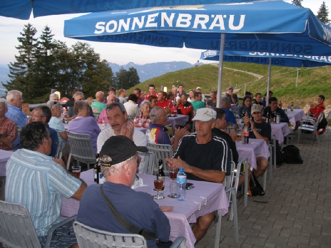 Läufer und Publikum für einmal den ganzen Abend im Freien