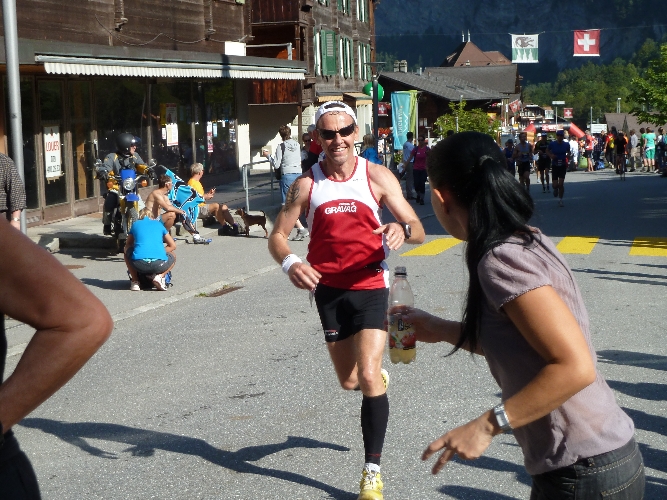 Fredy empfängt von Christine seine persönliche Verpflegung