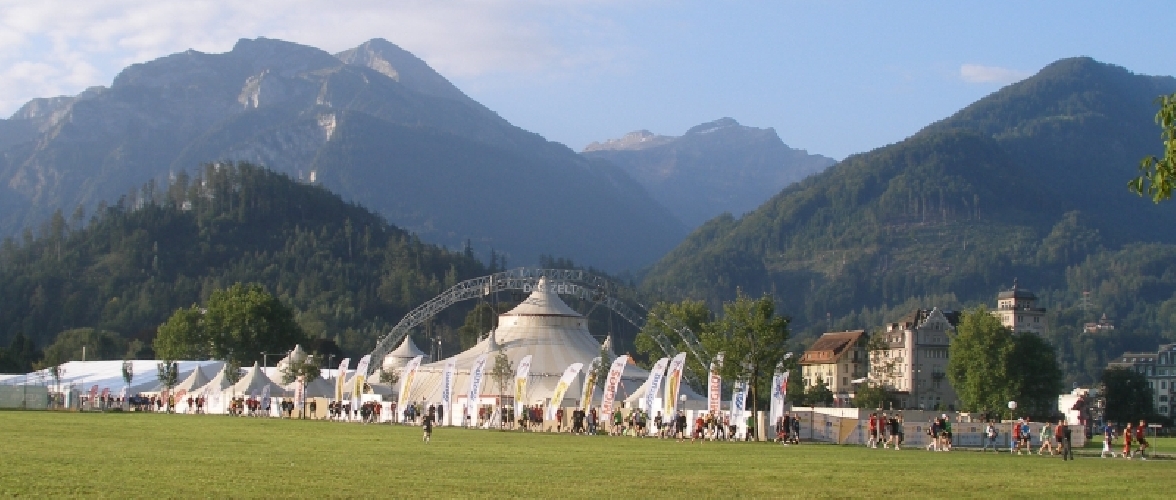 Das Zelt, das Zentrum des mehrtägigen Marathonfestes in Interlaken