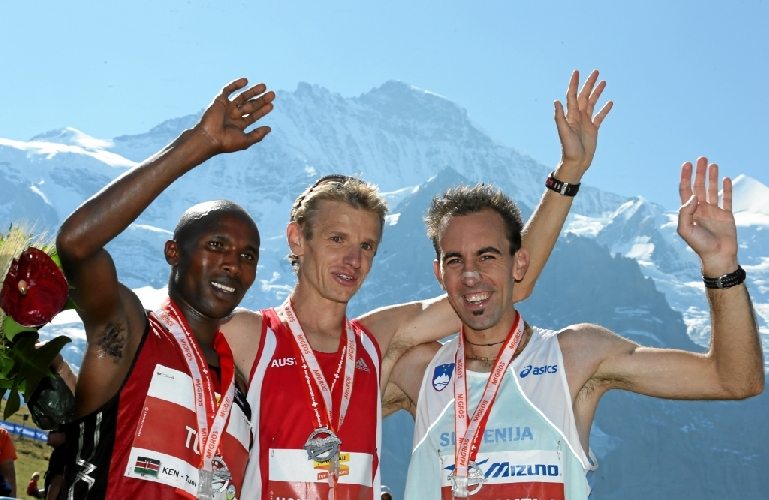 Die Schnellsten Bergläufer: Tuei Hosea (Ken), Weltmeister Markus Hohenwarter (Aut) und Mitja Kosoveli (SLO) (Bild Swiss-Image)