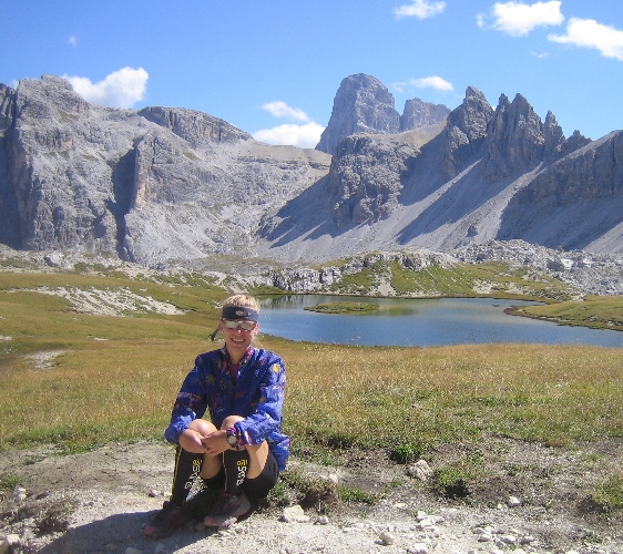 Blaue Bergseen auf dem 10 Km langen Abstieg