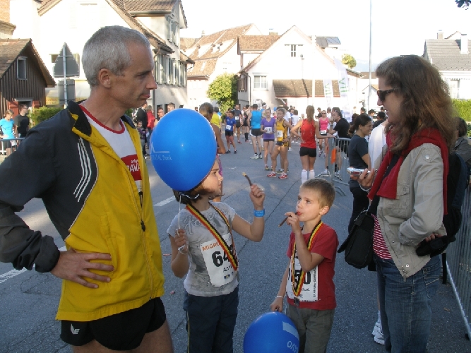 Andreas holt sich Tips von seinen Kindern, sie haben den Lauf schon erfolgreich absolviert