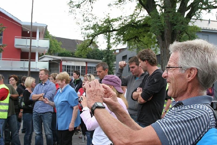 Erwin Keller beobachtet den Start seiner Grosskinder