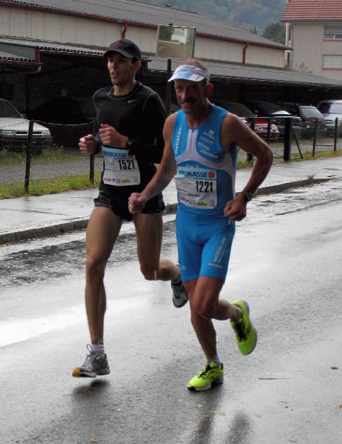 Zoltan in schwarz über die Marathondistanz in Begleitung von Harald Schwar
