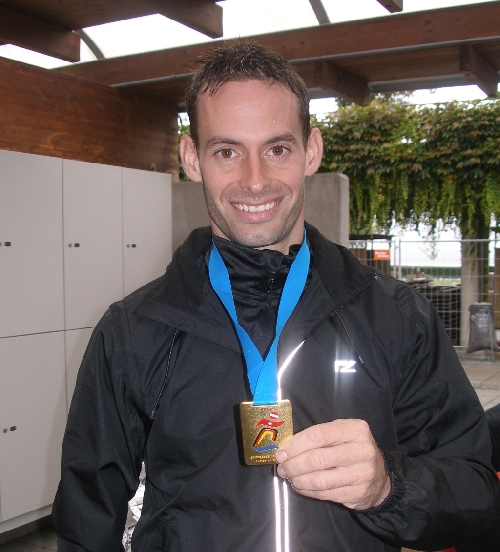 Mathias mit der verdienten Finishermedaille