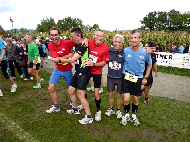 Mit Gewalt wird auch Markus H. noch für ein Gruppenfoto gezwungen