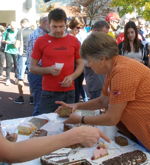 Wer die Wahl hat, hat die Qual: Guido am Kuchenbuffet