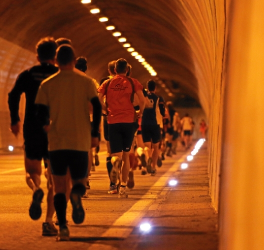 Wegen Felssturzgefahr musste ein kleiner Teil der Strecke in den Tunnel der Kantonsstrasse verlegt werden (Bild Swiss-Image.ch)