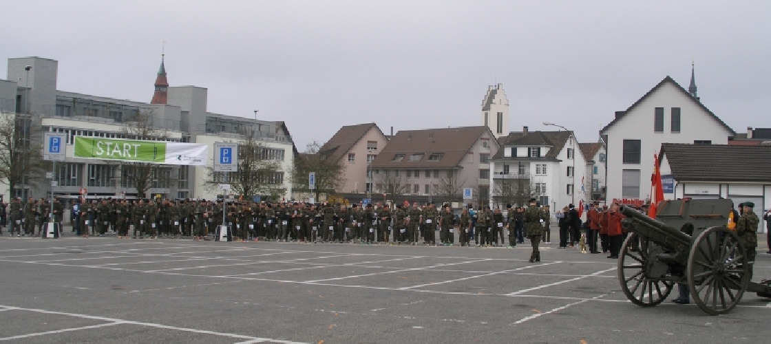 Der Startschuss zum Waffenlauf wie auch zum zivilen Marathon erfolgt mit einer gewaltigen Kanone