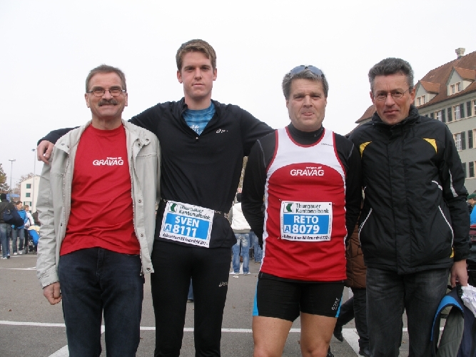Dürfen sehr zufreiden sein mit ihren Ergebnissen beim zivilen Marathon bzw. Halbmarathon: Felix, Sven, Reto und Markus