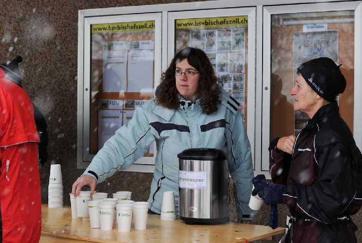 Das gibts bei jedem Lauf-Cup im Ziel: Diverse Sorten Tee und …..