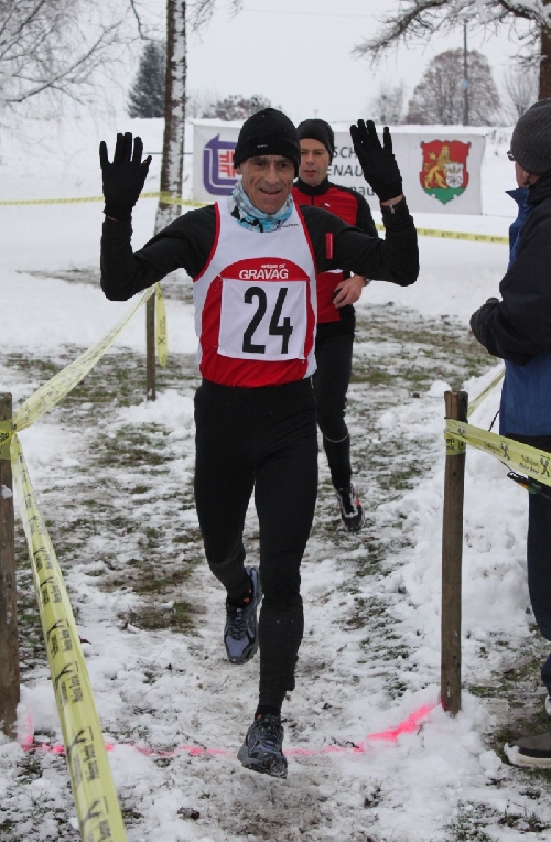 Berni dankt für den Applaus im Ziel