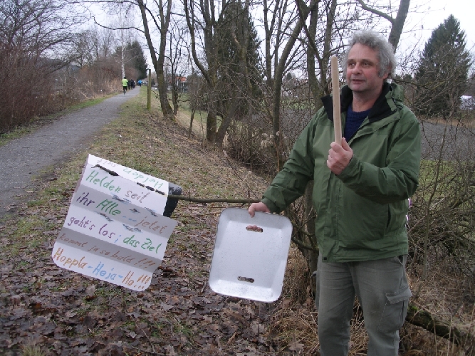 Päuli Büchel treibt die Läuferinnen und Läufer zu Höchstleistungen an