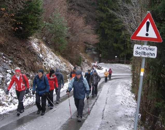 In Zweierkolonne der Nässe ausweichend