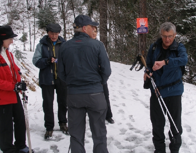 Wanderleiter Sepp informiert über Zeit und derzeitige Höhenlage