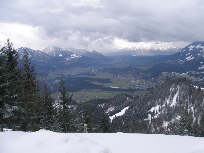 Blick vom Muttersberg hinunter ins grüne Tal (Richtung Feldkirch)