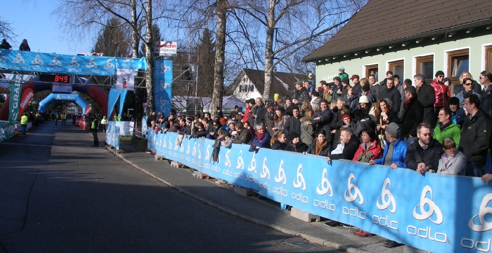 Blauer Himmel, viele Zuschauer, tolle Stimmung erwarteten die Teilnehmer am 15. Altacher Silvesterlauf